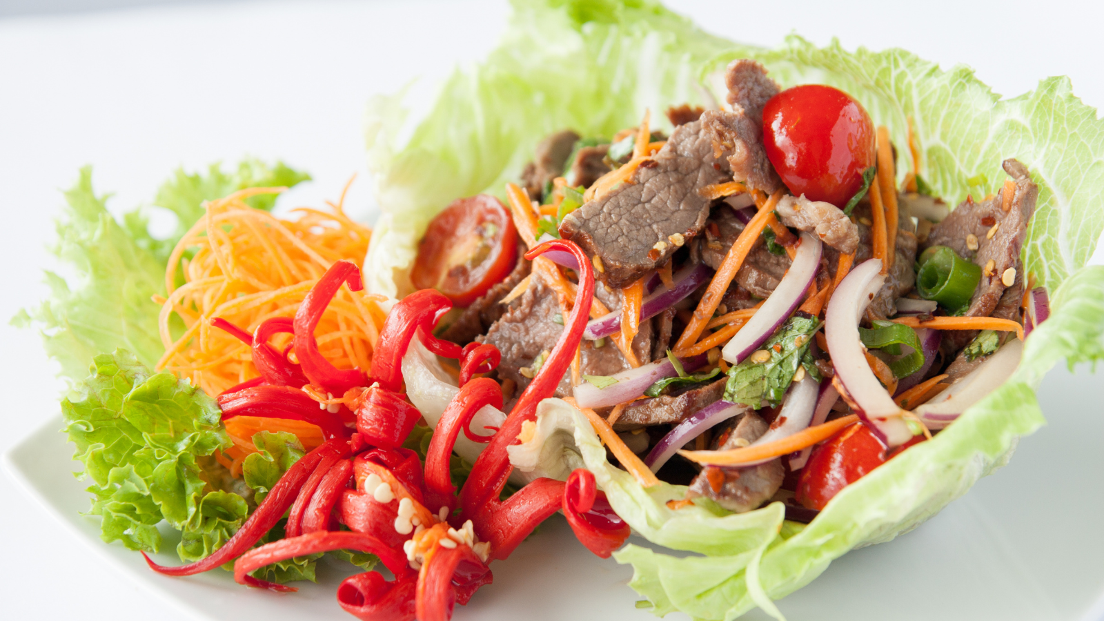 健康輕食風：清爽點綴的「溫沙拉牛排」